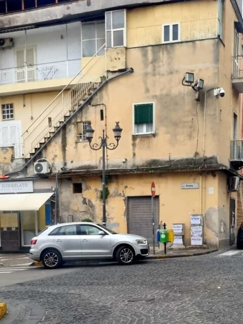 Pseudo candidato sindaco mette l’auto a ridosso delle strisce pedonali per il suo pseudo comizio in cui parla di legalità?